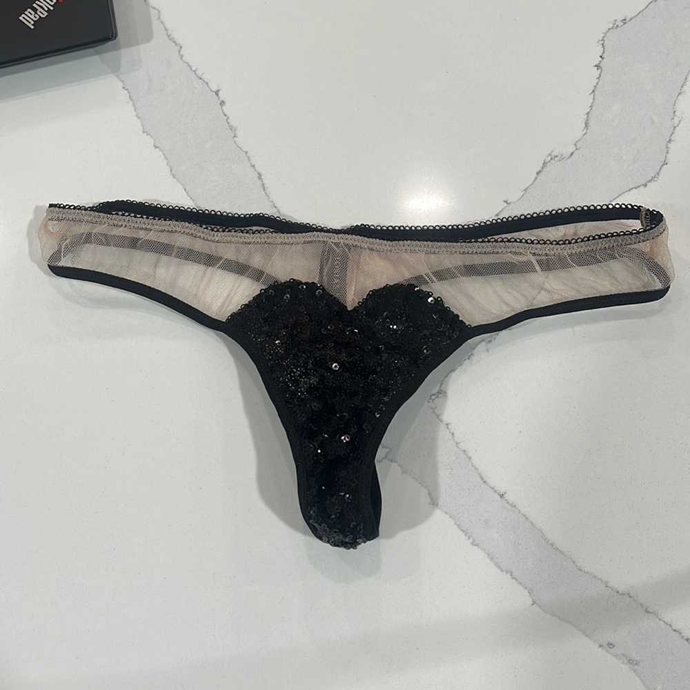 NWT - Victoria’s Secret - Mesh and Sequin Heart Thong 🖤